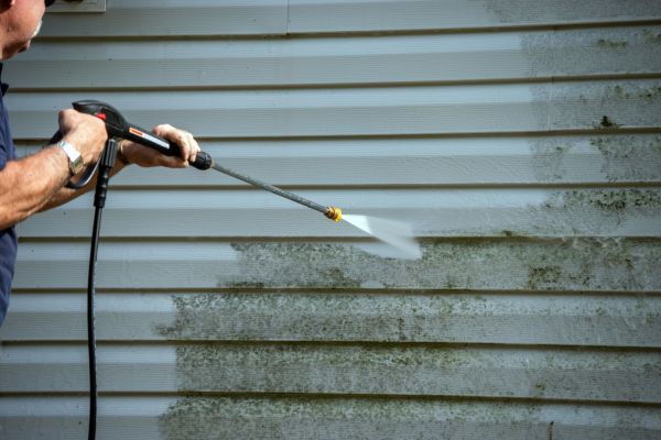 Cost of Vinyl Siding Power Washing in Simi Valley